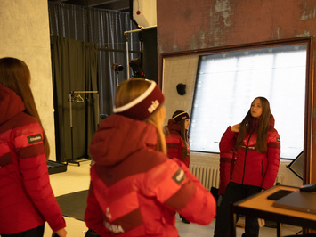 Aizkadri no fotosesijas: Latvijas kamaniņu izlase sezonu sāk ar jaunu ekipējumu un stipru komandas vienotību