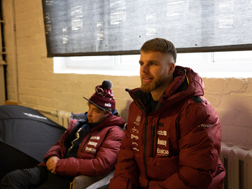 Aizkadri no fotosesijas: Latvijas kamaniņu izlase sezonu sāk ar jaunu ekipējumu un stipru komandas vienotību