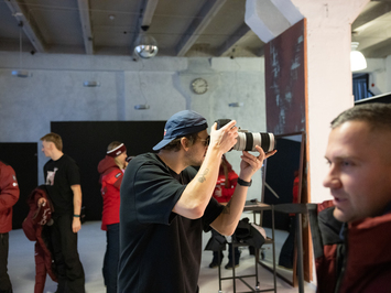 Aizkadri no fotosesijas: Latvijas kamaniņu izlase sezonu sāk ar jaunu ekipējumu un stipru komandas vienotību