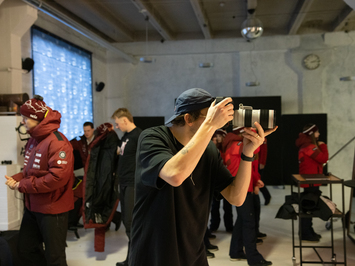 Aizkadri no fotosesijas: Latvijas kamaniņu izlase sezonu sāk ar jaunu ekipējumu un stipru komandas vienotību