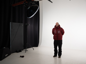 Aizkadri no fotosesijas: Latvijas kamaniņu izlase sezonu sāk ar jaunu ekipējumu un stipru komandas vienotību