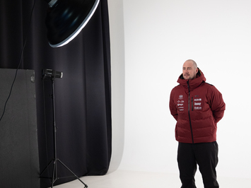 Aizkadri no fotosesijas: Latvijas kamaniņu izlase sezonu sāk ar jaunu ekipējumu un stipru komandas vienotību