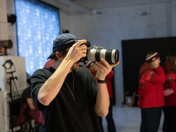 Aizkadri no fotosesijas: Latvijas kamaniņu izlase sezonu sāk ar jaunu ekipējumu un stipru komandas vienotību