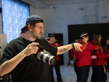 Aizkadri no fotosesijas: Latvijas kamaniņu izlase sezonu sāk ar jaunu ekipējumu un stipru komandas vienotību