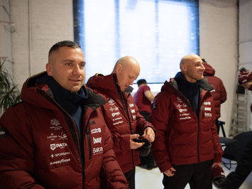 Aizkadri no fotosesijas: Latvijas kamaniņu izlase sezonu sāk ar jaunu ekipējumu un stipru komandas vienotību