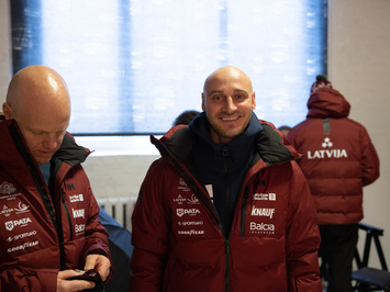 Aizkadri no fotosesijas: Latvijas kamaniņu izlase sezonu sāk ar jaunu ekipējumu un stipru komandas vienotību