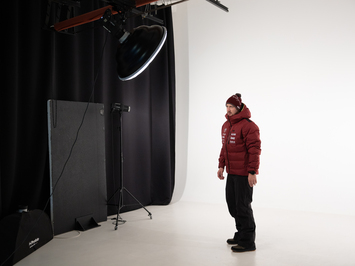 Aizkadri no fotosesijas: Latvijas kamaniņu izlase sezonu sāk ar jaunu ekipējumu un stipru komandas vienotību