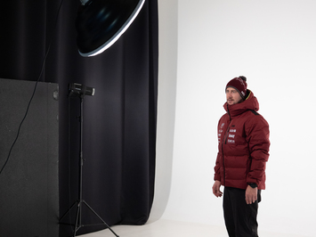 Aizkadri no fotosesijas: Latvijas kamaniņu izlase sezonu sāk ar jaunu ekipējumu un stipru komandas vienotību