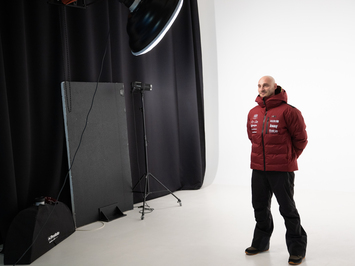 Aizkadri no fotosesijas: Latvijas kamaniņu izlase sezonu sāk ar jaunu ekipējumu un stipru komandas vienotību