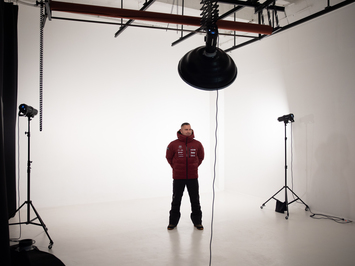 Aizkadri no fotosesijas: Latvijas kamaniņu izlase sezonu sāk ar jaunu ekipējumu un stipru komandas vienotību