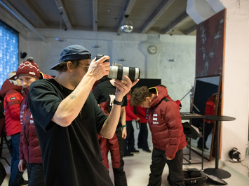 Aizkadri no fotosesijas: Latvijas kamaniņu izlase sezonu sāk ar jaunu ekipējumu un stipru komandas vienotību