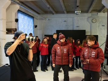 Aizkadri no fotosesijas: Latvijas kamaniņu izlase sezonu sāk ar jaunu ekipējumu un stipru komandas vienotību