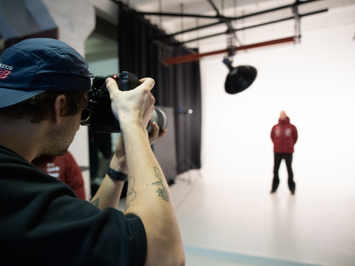 Aizkadri no fotosesijas: Latvijas kamaniņu izlase sezonu sāk ar jaunu ekipējumu un stipru komandas vienotību