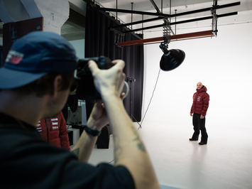 Aizkadri no fotosesijas: Latvijas kamaniņu izlase sezonu sāk ar jaunu ekipējumu un stipru komandas vienotību