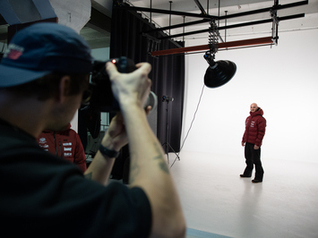 Aizkadri no fotosesijas: Latvijas kamaniņu izlase sezonu sāk ar jaunu ekipējumu un stipru komandas vienotību