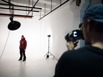 Aizkadri no fotosesijas: Latvijas kamaniņu izlase sezonu sāk ar jaunu ekipējumu un stipru komandas vienotību