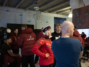 Aizkadri no fotosesijas: Latvijas kamaniņu izlase sezonu sāk ar jaunu ekipējumu un stipru komandas vienotību