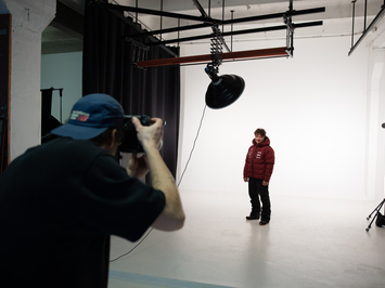 Aizkadri no fotosesijas: Latvijas kamaniņu izlase sezonu sāk ar jaunu ekipējumu un stipru komandas vienotību