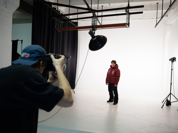 Aizkadri no fotosesijas: Latvijas kamaniņu izlase sezonu sāk ar jaunu ekipējumu un stipru komandas vienotību