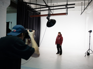 Aizkadri no fotosesijas: Latvijas kamaniņu izlase sezonu sāk ar jaunu ekipējumu un stipru komandas vienotību