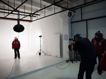 Aizkadri no fotosesijas: Latvijas kamaniņu izlase sezonu sāk ar jaunu ekipējumu un stipru komandas vienotību