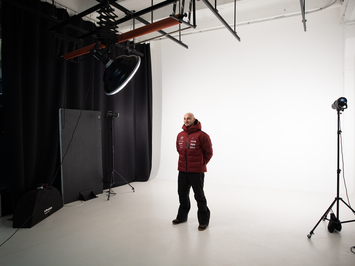 Aizkadri no fotosesijas: Latvijas kamaniņu izlase sezonu sāk ar jaunu ekipējumu un stipru komandas vienotību