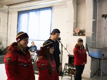 Aizkadri no fotosesijas: Latvijas kamaniņu izlase sezonu sāk ar jaunu ekipējumu un stipru komandas vienotību