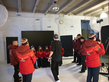 Aizkadri no fotosesijas: Latvijas kamaniņu izlase sezonu sāk ar jaunu ekipējumu un stipru komandas vienotību