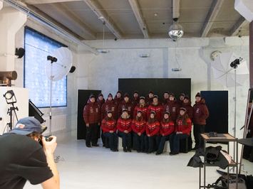 Aizkadri no fotosesijas: Latvijas kamaniņu izlase sezonu sāk ar jaunu ekipējumu un stipru komandas vienotību