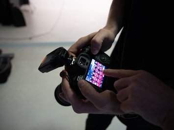 Aizkadri no fotosesijas: Latvijas kamaniņu izlase sezonu sāk ar jaunu ekipējumu un stipru komandas vienotību