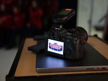 Aizkadri no fotosesijas: Latvijas kamaniņu izlase sezonu sāk ar jaunu ekipējumu un stipru komandas vienotību