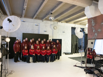 Aizkadri no fotosesijas: Latvijas kamaniņu izlase sezonu sāk ar jaunu ekipējumu un stipru komandas vienotību