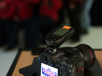 Aizkadri no fotosesijas: Latvijas kamaniņu izlase sezonu sāk ar jaunu ekipējumu un stipru komandas vienotību