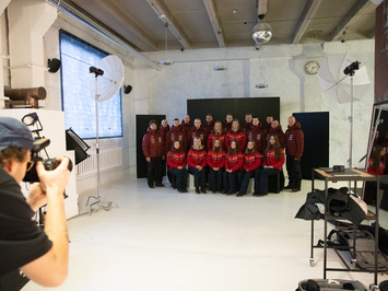 Aizkadri no fotosesijas: Latvijas kamaniņu izlase sezonu sāk ar jaunu ekipējumu un stipru komandas vienotību