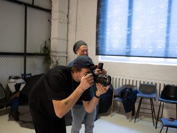 Aizkadri no fotosesijas: Latvijas kamaniņu izlase sezonu sāk ar jaunu ekipējumu un stipru komandas vienotību