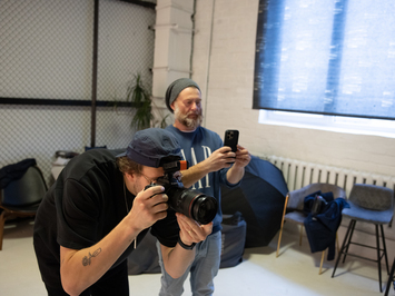 Aizkadri no fotosesijas: Latvijas kamaniņu izlase sezonu sāk ar jaunu ekipējumu un stipru komandas vienotību