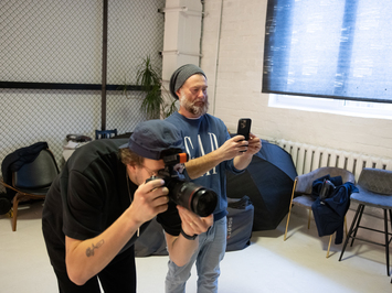 Aizkadri no fotosesijas: Latvijas kamaniņu izlase sezonu sāk ar jaunu ekipējumu un stipru komandas vienotību