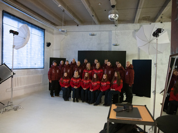 Aizkadri no fotosesijas: Latvijas kamaniņu izlase sezonu sāk ar jaunu ekipējumu un stipru komandas vienotību