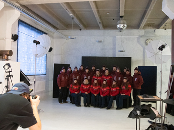 Aizkadri no fotosesijas: Latvijas kamaniņu izlase sezonu sāk ar jaunu ekipējumu un stipru komandas vienotību