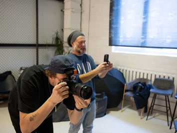 Aizkadri no fotosesijas: Latvijas kamaniņu izlase sezonu sāk ar jaunu ekipējumu un stipru komandas vienotību