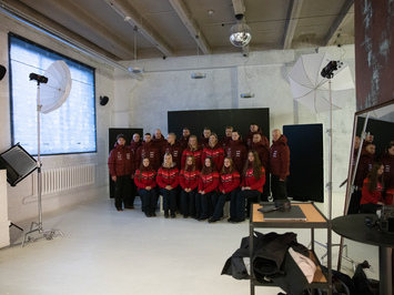 Aizkadri no fotosesijas: Latvijas kamaniņu izlase sezonu sāk ar jaunu ekipējumu un stipru komandas vienotību