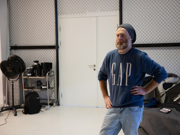 Aizkadri no fotosesijas: Latvijas kamaniņu izlase sezonu sāk ar jaunu ekipējumu un stipru komandas vienotību