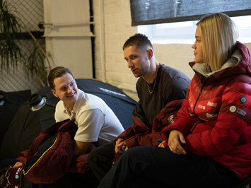 Aizkadri no fotosesijas: Latvijas kamaniņu izlase sezonu sāk ar jaunu ekipējumu un stipru komandas vienotību