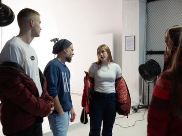 Aizkadri no fotosesijas: Latvijas kamaniņu izlase sezonu sāk ar jaunu ekipējumu un stipru komandas vienotību