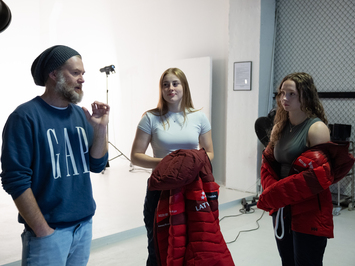 Aizkadri no fotosesijas: Latvijas kamaniņu izlase sezonu sāk ar jaunu ekipējumu un stipru komandas vienotību