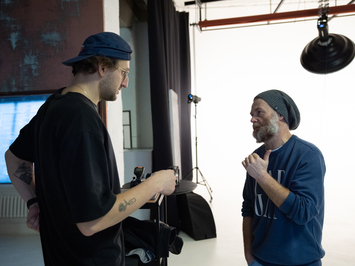 Aizkadri no fotosesijas: Latvijas kamaniņu izlase sezonu sāk ar jaunu ekipējumu un stipru komandas vienotību