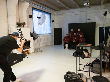 Aizkadri no fotosesijas: Latvijas kamaniņu izlase sezonu sāk ar jaunu ekipējumu un stipru komandas vienotību