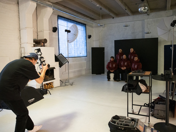 Aizkadri no fotosesijas: Latvijas kamaniņu izlase sezonu sāk ar jaunu ekipējumu un stipru komandas vienotību