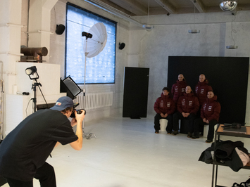 Aizkadri no fotosesijas: Latvijas kamaniņu izlase sezonu sāk ar jaunu ekipējumu un stipru komandas vienotību