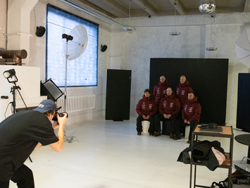 Aizkadri no fotosesijas: Latvijas kamaniņu izlase sezonu sāk ar jaunu ekipējumu un stipru komandas vienotību